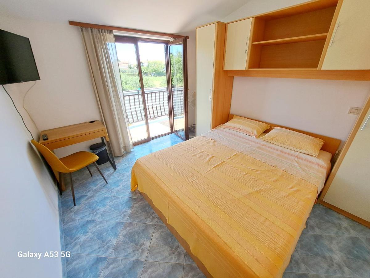 Aparments Orange&Blue Appartement Fažana Buitenkant foto